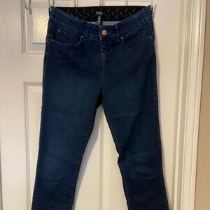 Jones New York dark washed blue denim size 8 jeans in excellent condition.